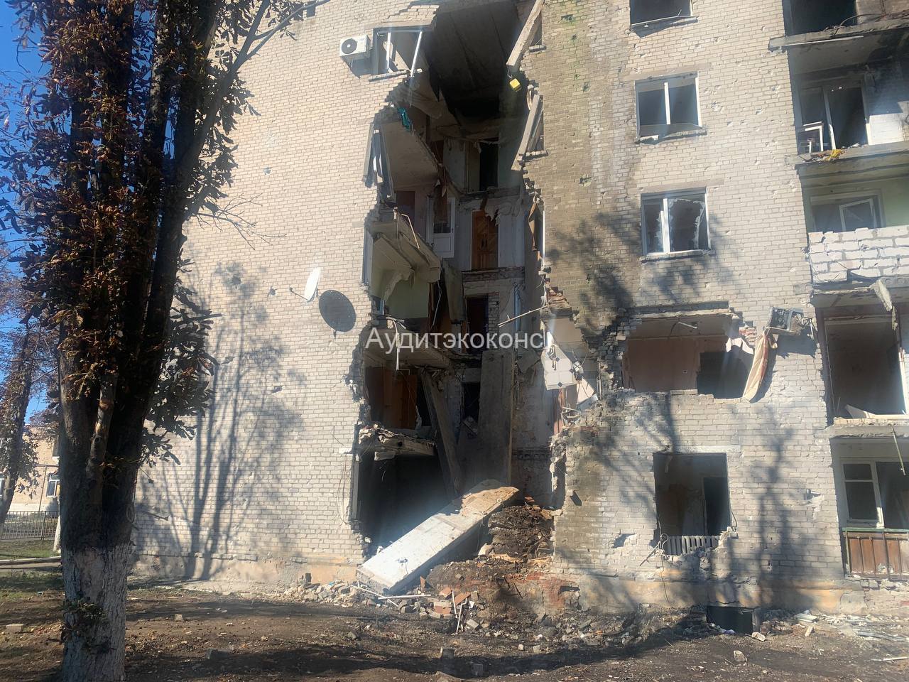 Разрушенное жилое здание в Мариуполе